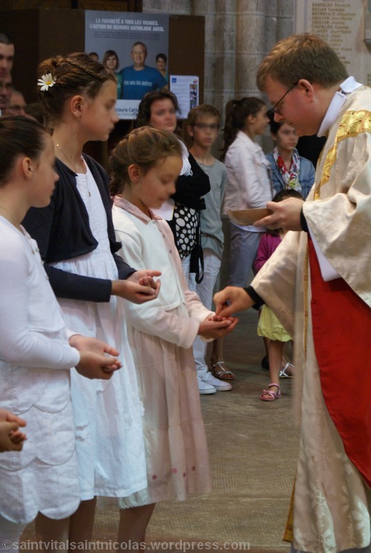 → La Première Communion ou Première Eucharistie est le Sacrement qui permet de recevoir, pour la première fois, le Corps du Christ sous la forme de l’Hostie consacrée. A partir du CM1, les enfants peuvent en faire la demande et suivront un parcours spécifique, auparavant deux années de catéchèse vécu.