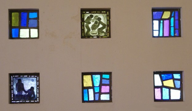 Chapelle Saint-Louis de ST BREVIN L’OCEAN Elle fut construite en 1889. Il en reste l’abside et les vitraux, (St-Louis, Ste Thérèse et la Vierge). Elle fut rénovée et agrandie en 1960 pour accueillir la population estivale.