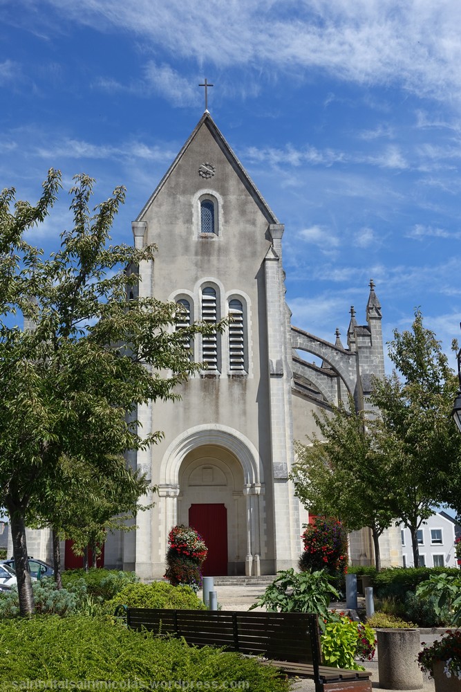 L'église de Saint Père en Retz est de style néo-gothique, sa construction a débuté en 1873 pour être bénie en 1878.